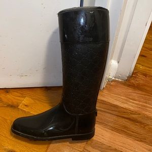 Black Gucci rain boots hardly worn, scuff marks and leather rips on top size 38
